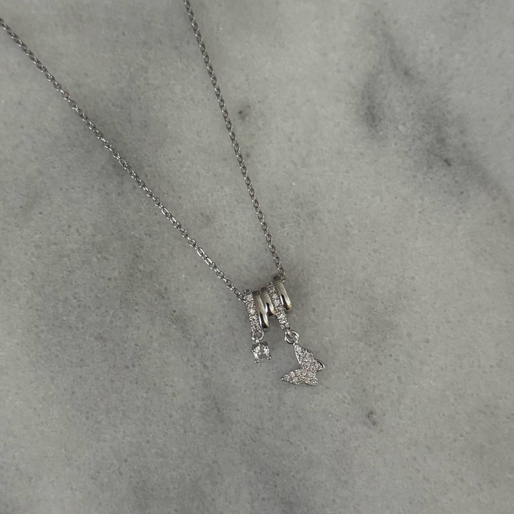 Silver Butterfly Crystal Charm Necklace 

Brand New

Stainless Steel